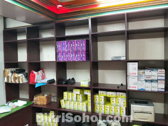 কম্পিউটার দোকানের রেক ইলেক্ট্রনিক সেটাপ সহ অন্য